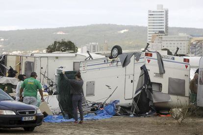 Caravanas dañadas tras el paso de la tormenta Leslie en la playa de Cabedolo, Portugal, el 14 de octubre de 2018.  