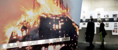 Fotograf&iacute;a de una sinagoga en llamas en una exposici&oacute;n dedicada a la Noche de los Cristales rotos de 1938 en el museo Topograf&iacute;a del Terror, en Berl&iacute;n.