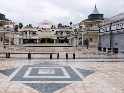 Centro comercial vacío en la Avenida de las Américas, en el municipio de Arona (Tenerife).