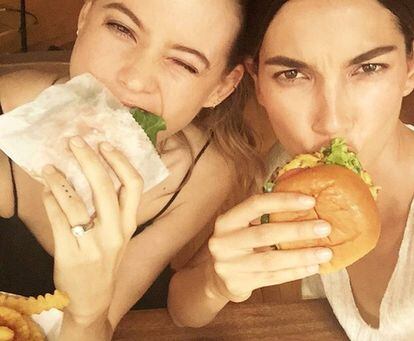 Las modelos de Victoria's Secret también comen hamburguesas... por supuesto. En la imagen, Behati Prinsloo y Lily Aldridge.