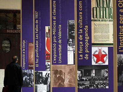 Carteles republicanos en el claustro de la Universidad.