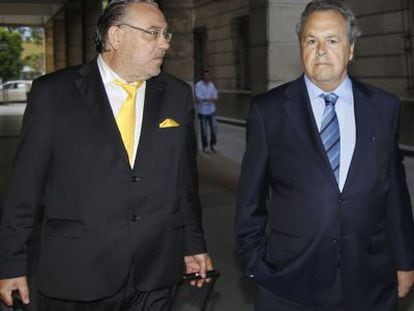 Pérez Sauquillo, a la derecha, en los juzgados de Sevilla.