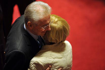 Mario Monti abraza a Emma Bonino a su llegada ayer al Senado.
