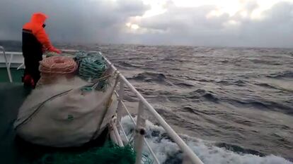 Un miembro de la tripulación del pesquero 'Rio Caxil', este miércoles en aguas de Terranova mientras el buque trata de encontrar a los desaparecidos del 'Villa de Pitanxo'.