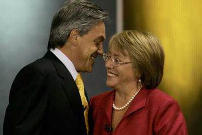 Sebastián Piñera saluda a Michelle Bachelet, antes del debate televisado.