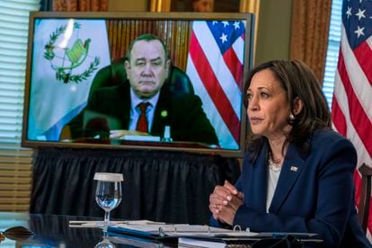 La vicepresidenta de EE UU Kamala Harris en un encuentro virtual con el presidente guatemalteco Alejandro Giammattei el pasado 26 de abril.