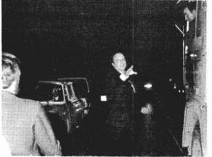 A falta de agente de la circulación, Manuel Fraga ejercía las funciones de guardia urbano, dirigiendo la circulación a la salida de un mitin en Alcobendas (Madrid),1977.