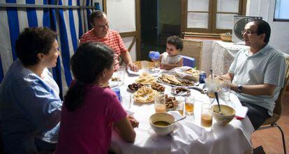 Familia musulmana cena durante el Ramadán en Barcelona.