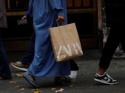Una mujer con una bolsa de Zara por las calles de Bilbao.