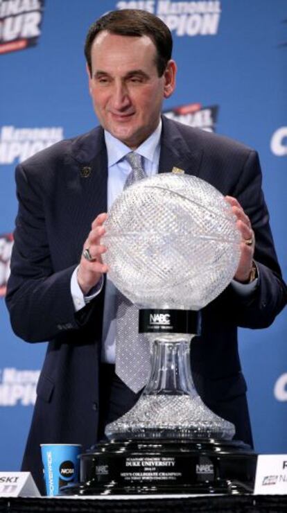 Mike Krzyzewski, técnico de los Blue Devils, posa con el trofeo de la NABC