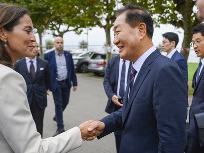 Reyes Maroto saluda al consejero delegado de Samsung, Jong-Hee Han, durante el Encuentro de la Economia Digital de Ametic, este miércoles, en la UIMP de Santander.