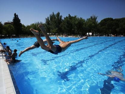 Un joven se lanza a la piscina municipal de Aluche.