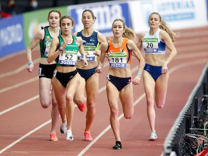 Daniela García, con el dorsal 52, en el campeonato de España de atletismo de pista cubierta.