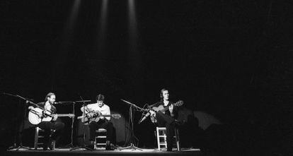 Al Di Meola (i), John McLaughlin y Paco de Luc&iacute;a (d), en la apertura del Festival Internacional de Jazz de Madrid en 1980.
