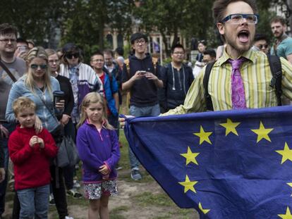 Partidario de la permanencia protestas junto al Parlamento, en Londres.