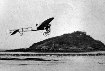 El piloto Humbert Leblon despega en el primer vuelo sobre San Sebastián el 27 de marzo de 1910.