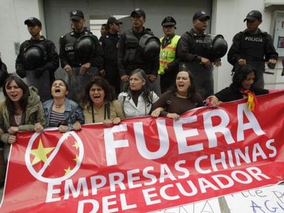 Protesta ante la Embajada china en Quito.