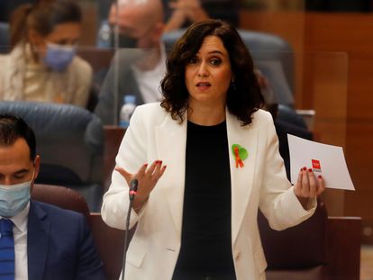 La presidenta, Isabel Díaz Ayuso, durante el pleno de este jueves.