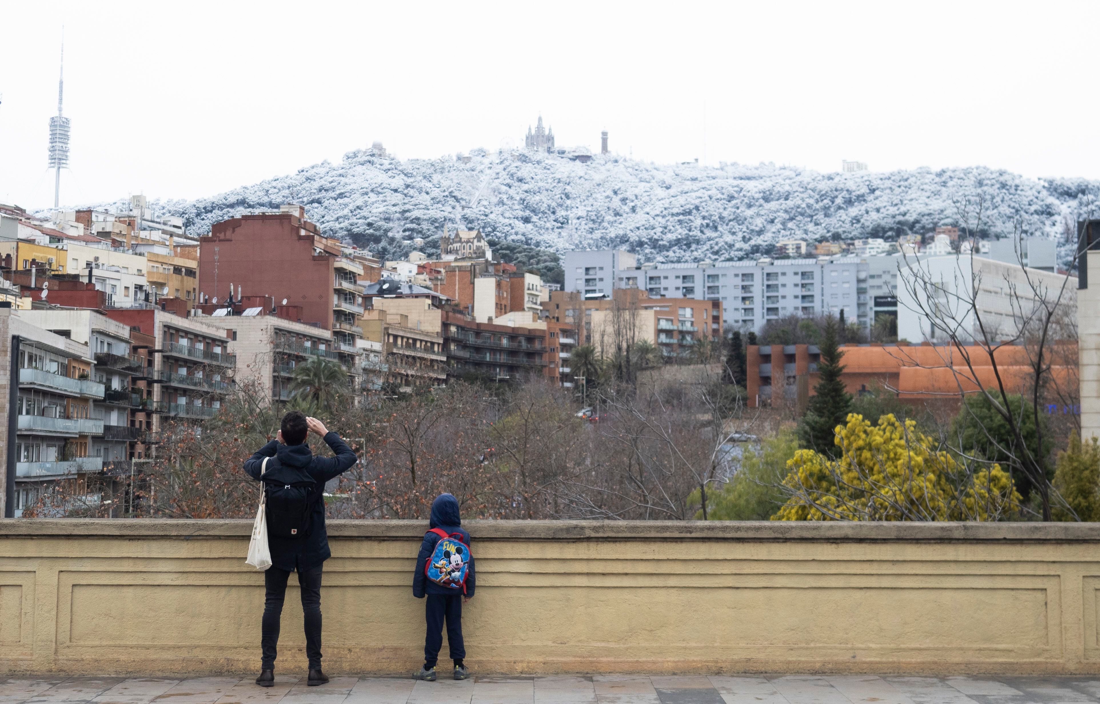 Aspecto de la montaña del Tibidabo, en la sierra de Collserola en Barcelona, que ha amanecido cubierta por un manto de nieve este lunes. 