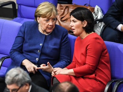 Angela Merkel habla con Annalena Baerbock, la nueva candidata de los Verdes, durante una sesión del Parlamento alemán en enero de 2020.