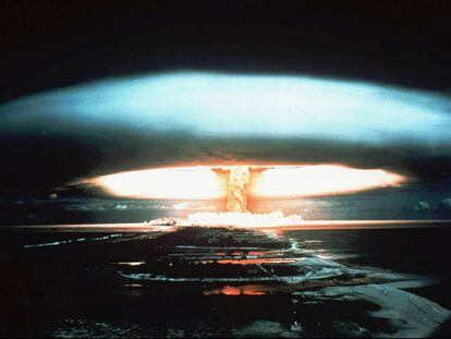 Prueba nuclear francesa efectuada en el atolón de Mururoa en 1971.