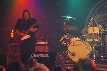 Warren Haynes y Matt Abts, durante el concierto que anoche ofreció Gov`t Mule en la Sala Aqualung de Madrid para presentar el Azkena Rock Festival.