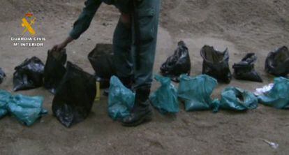 La Guardia Civil durante el operativo en Minglanilla.