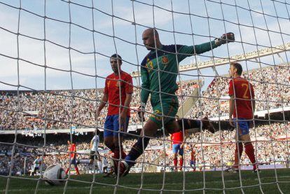 Reina, ante Marchena y Monreal, golpea frustrado el balón tras el primer gol argentino, el de Messi.