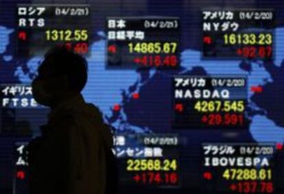 Paneles en Tokio. Hay un señor japonés delante.