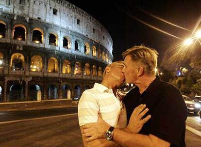 Una de las parejas gays que el domingo se besaron ante el Coliseo en solidaridad con los detenidos.