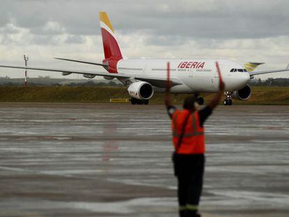 Airbus A330/200 de Iberia tras aterrizar en el aeropuerto de Montevideo (Uruguay).