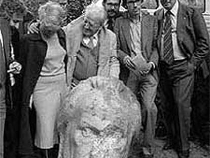 Carmen García, Máximo Rodríguez, Javier Solana, Guerra y Enrique Múgica, con el busto de Iglesias en el Retiro.