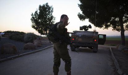 Un militar israel&iacute;, cerca del Kibbutz Mefalsim, al norte de Gaza, este 24 de diciembre