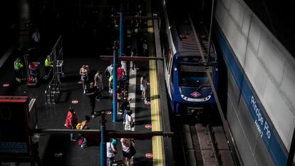Usuarios esperan la llegada de un convoy de Metro en la estación de Príncipe Pío (Madrid), el lunes.