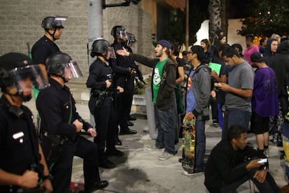 La policia envolta un grup de manifestants, dimecres a Los Angeles.