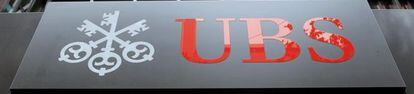 Imagen de la fachada de una sede de UBS en Basilea (Suiza)