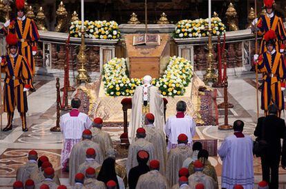 Benedicto XVI reza ante el féretro de Juan Pablo II en el altar de la basílica de San pedro después de haberle proclamado beato.