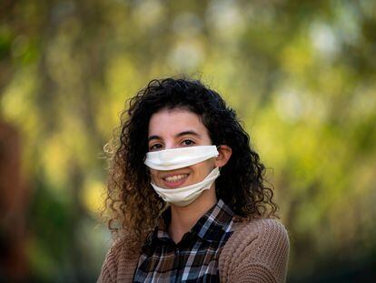 La diseñadora francesa Anissa Mekrabech, con problemas auditivos, posa con la mascarilla que ha diseñado y lleva hasta una ministra.