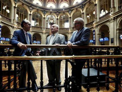 De izquierda a derecha, José Luis, Mariano y Gonzalo, tres de los pequeños accionistas que acuden cada mañana a la Bolsa de Madrid