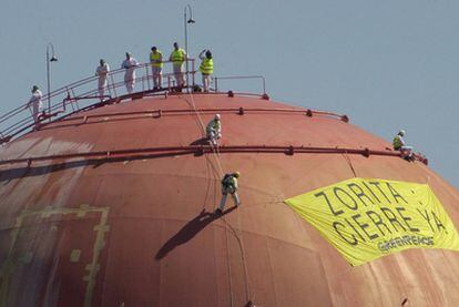 Miembros de Greenpeace sobre la cúpula de la nuclear de Zorita (Guadalajara) en 2002.