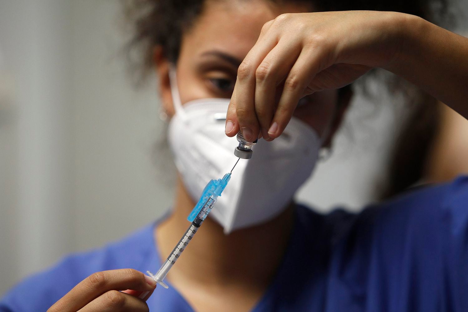 Una enfermera prepara la vacuna Pfizer-BioNTech el 13 de enero en el Hospital Son Espases de Palma de Mallorca.