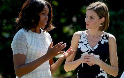 La primera dama, Michelle Obama, muestra a la reina Letizia, el huerto ecológico creado por ella en la Casa Blanca para promover la alimentación saludable.