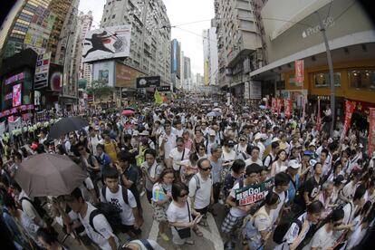 Muchos activistas prodemocracia vieron en ese texto, el llamado "Libro Blanco de Hong Kong", una amenaza de intervención política china en los asuntos del territorio y una violación del principio de "un país, dos sistemas", que desde hace 17 años otorga plena autonomía a la excolonia en todas las competencias, excepto defensa y asuntos exteriores.