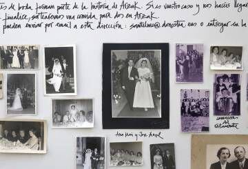 Un panel con fotografía históricas de la familia Arzak.