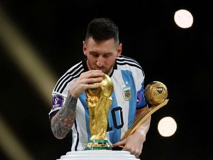 Messi besa la Copa del Mundo tras ganar a Francia en la tanda de penaltis de la final del Mundial.