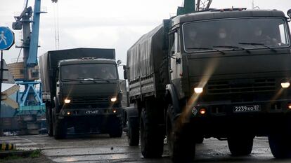 Varios camiones del Ejército transportan a militares y expertos a Eruda, cercana a la mina Olimpiada, en Krasnoyarsk, donde construirán un hospital del campaña contra el coronavirus, este lunes.