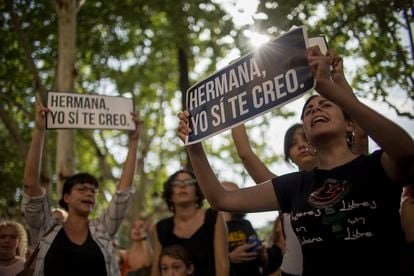 Protesta contra la primera sentencia impuesta a los miembros de La Manada por abuso sexual, en Sevilla en 2018.