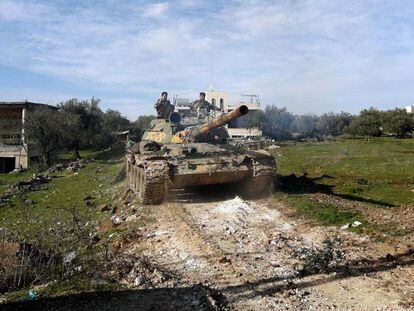 Un tanque del ejército sirio avanza el pasado miércoles por la provincia de Idlib.
