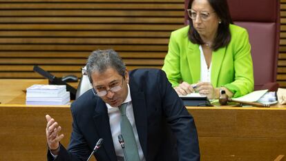 El vicepresidente primero del Consell, Vicente Barrera, en la tribuna de las Cortes Valencianas, delante de la presidenta del parlamento, Llanos Massó, también de Vox, este miércoles.