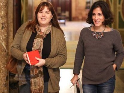 N&uacute;ria Ventura, a la izquierda, en el Parlament.